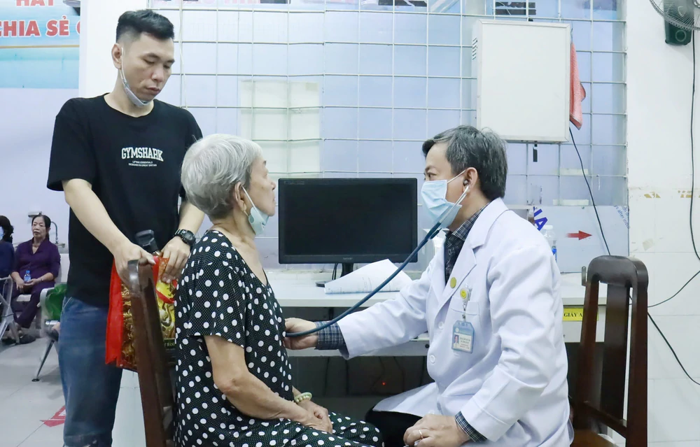Phát triển y tế hiện đại từ nền tảng cơ sở và đổi mới công nghệ - Ảnh 1. Phát triển y tế hiện đại từ nền tảng cơ sở và đổi mới công nghệ - Ảnh 1.
