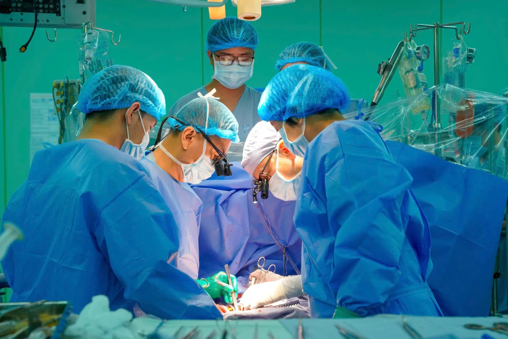 Thêm một ca ghép tim xuyên Việt thành công từ người chết não - một cuộc đời lại được hồi sinh - Ảnh 1. Thêm một ca ghép tim xuyên Việt thành công từ người chết não - một cuộc đời lại được hồi sinh - Ảnh 1.