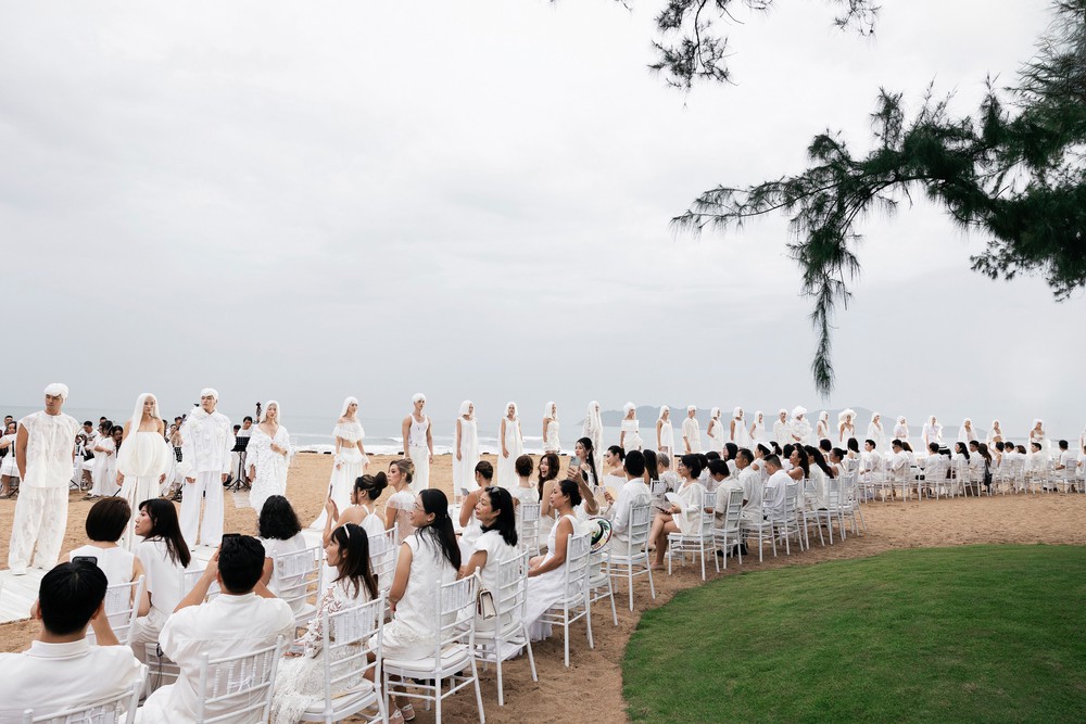 Những con số phía sau show diễn “Mùa hè đẹp nhất” của VUNGOC&SON - Ảnh 2.