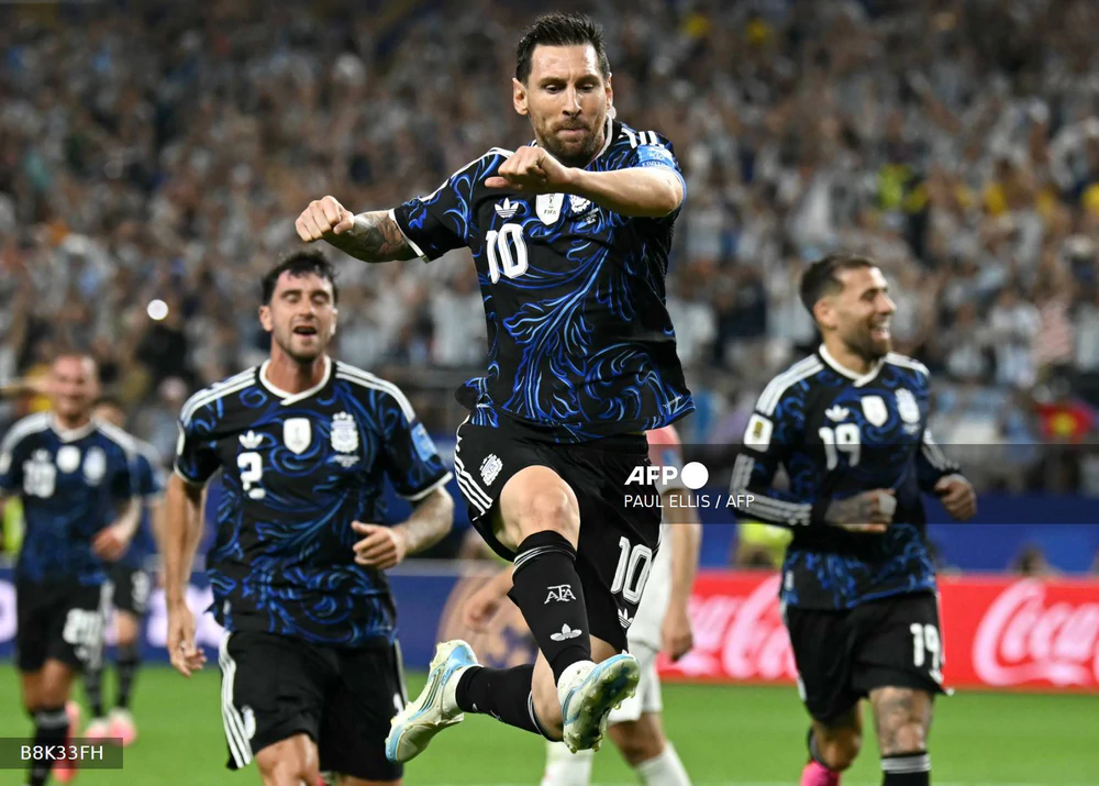 Argentina chủ động xin mặc áo sân khách ở đại chiến Anh, tái hiện ký ức vàng ở World Cup - Ảnh 1. Argentina chủ động xin mặc áo sân khách ở đại chiến Anh, tái hiện ký ức vàng ở World Cup - Ảnh 1.