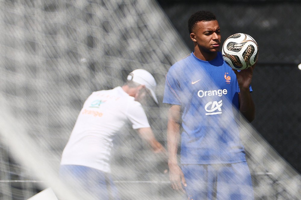 Mbappe nghi ngại về trái bóng mới sẽ được sử dụng từ vòng bán kết World Cup 2026 - Ảnh 3. Mbappe nghi ngại về trái bóng mới sẽ được sử dụng từ vòng bán kết World Cup 2026 - Ảnh 3.