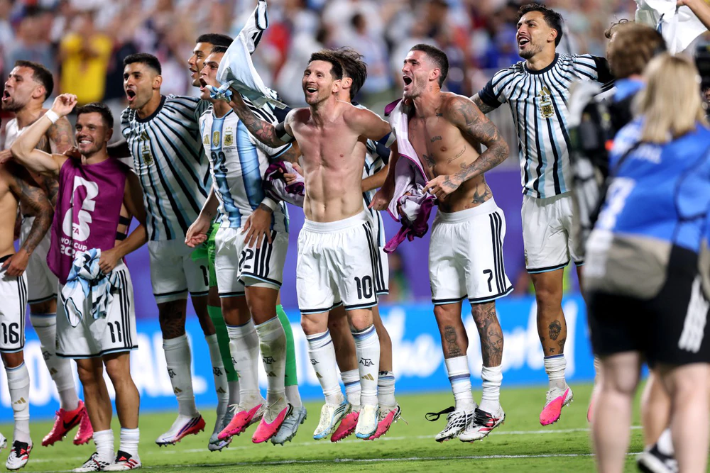 World Cup 2026: Messi tặng áo đấu cho huyền thoại bóng đá Ý Roberto Baggio - Ảnh 2. World Cup 2026: Messi tặng áo đấu cho huyền thoại bóng đá Ý Roberto Baggio - Ảnh 2.