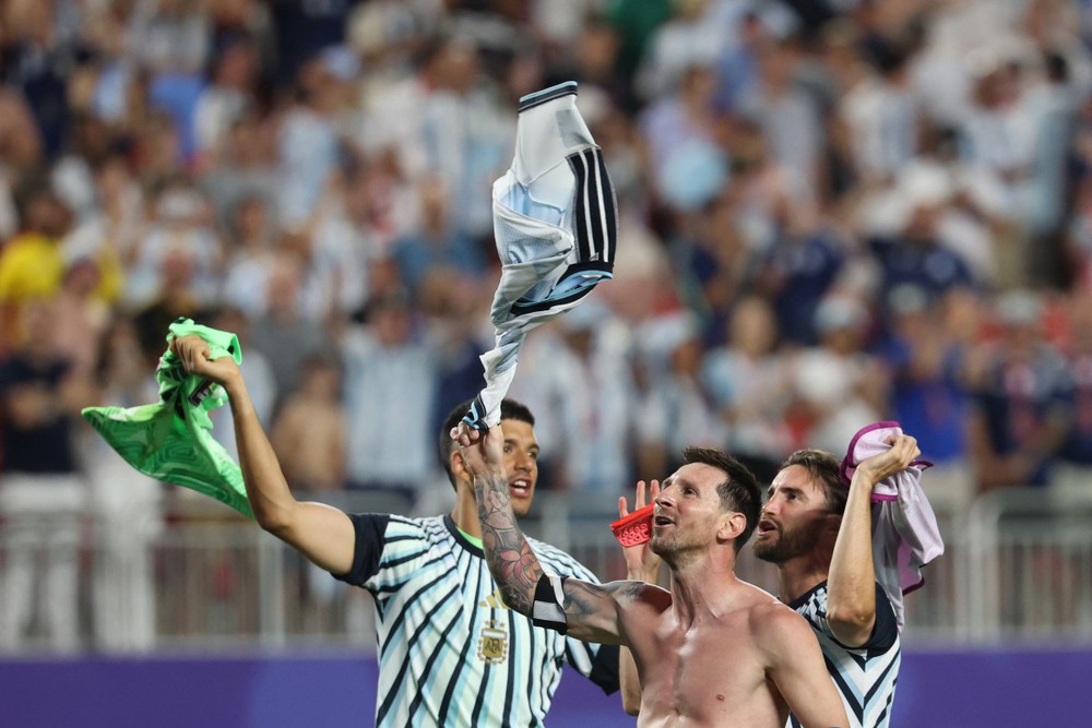 World Cup 2026: Messi tặng áo đấu cho huyền thoại bóng đá Ý Roberto Baggio - Ảnh 3. World Cup 2026: Messi tặng áo đấu cho huyền thoại bóng đá Ý Roberto Baggio - Ảnh 3.