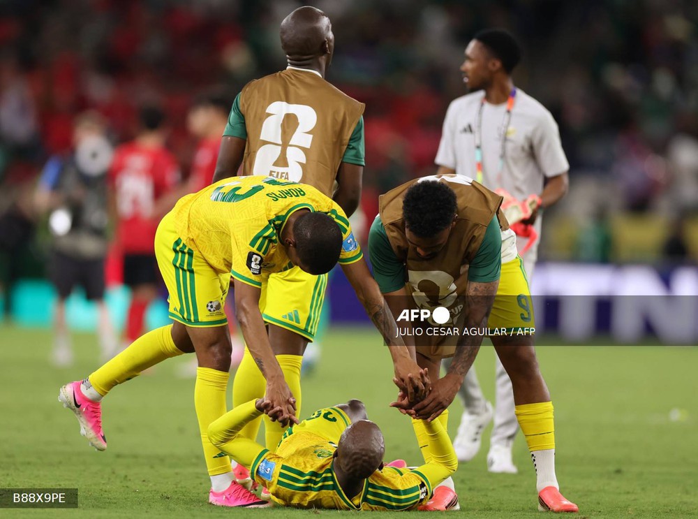 Cảnh sát điều tra nguyên nhân qua đời đột ngột của tuyển thủ Nam Phi sau World Cup 2026 - Ảnh 2.