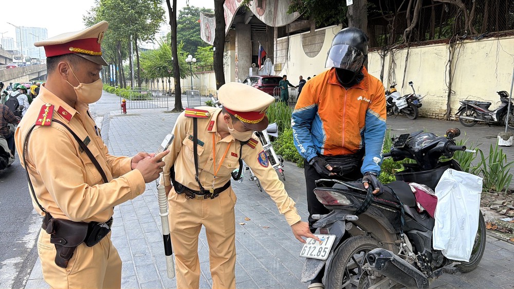 Hà Nội xử lý hàng loạt tài xế che, dán biển số xe máy - Ảnh 7.