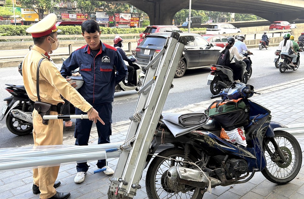 Hà Nội xử lý hàng loạt tài xế che, dán biển số xe máy - Ảnh 6.