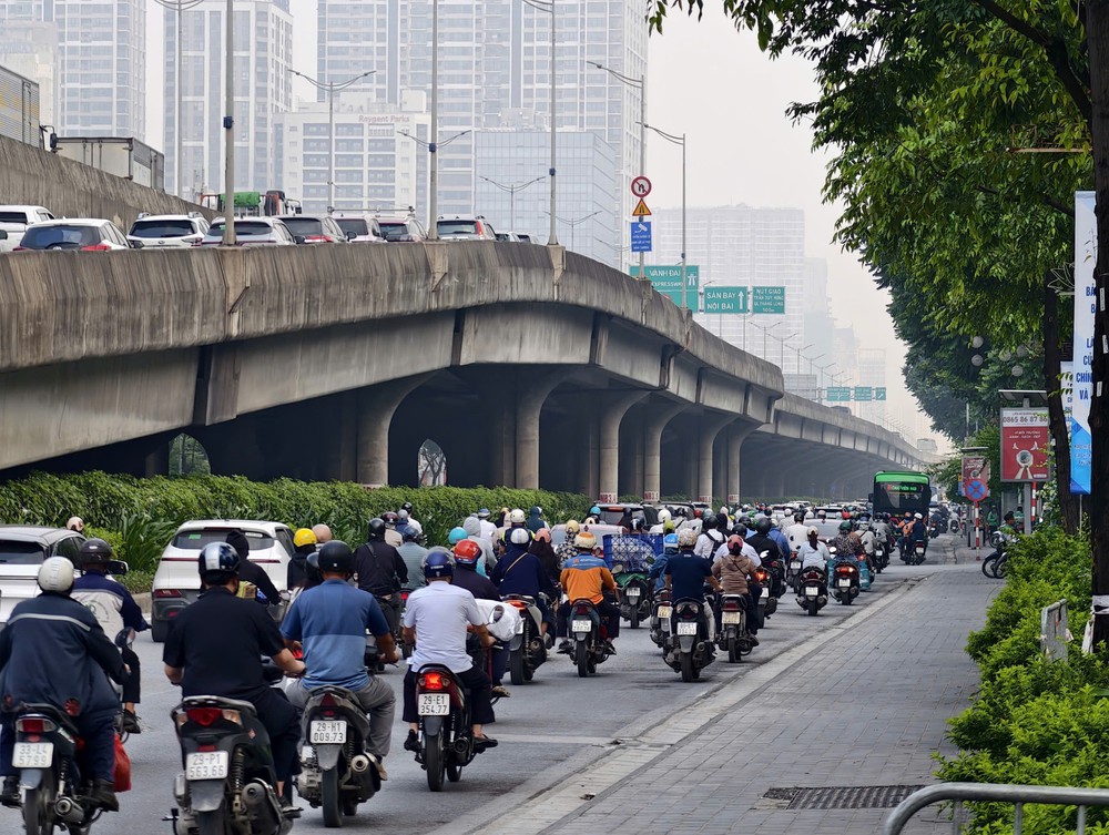 Hà Nội xử lý hàng loạt tài xế che, dán biển số xe máy - Ảnh 8.