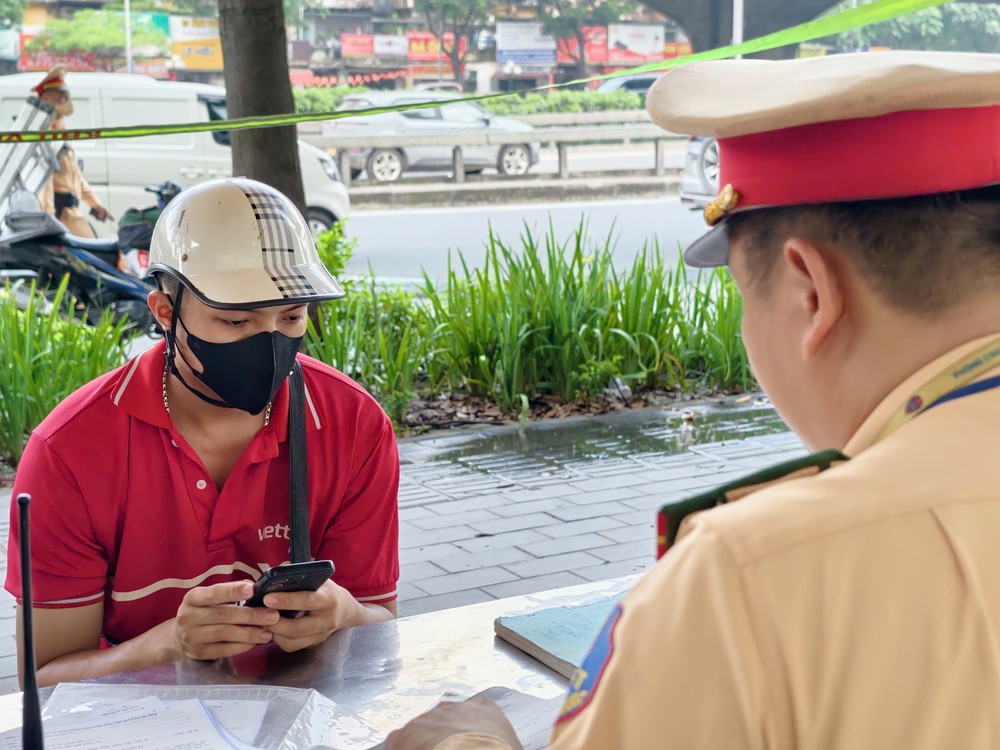 Hà Nội xử lý hàng loạt tài xế che, dán biển số xe máy - Ảnh 2.