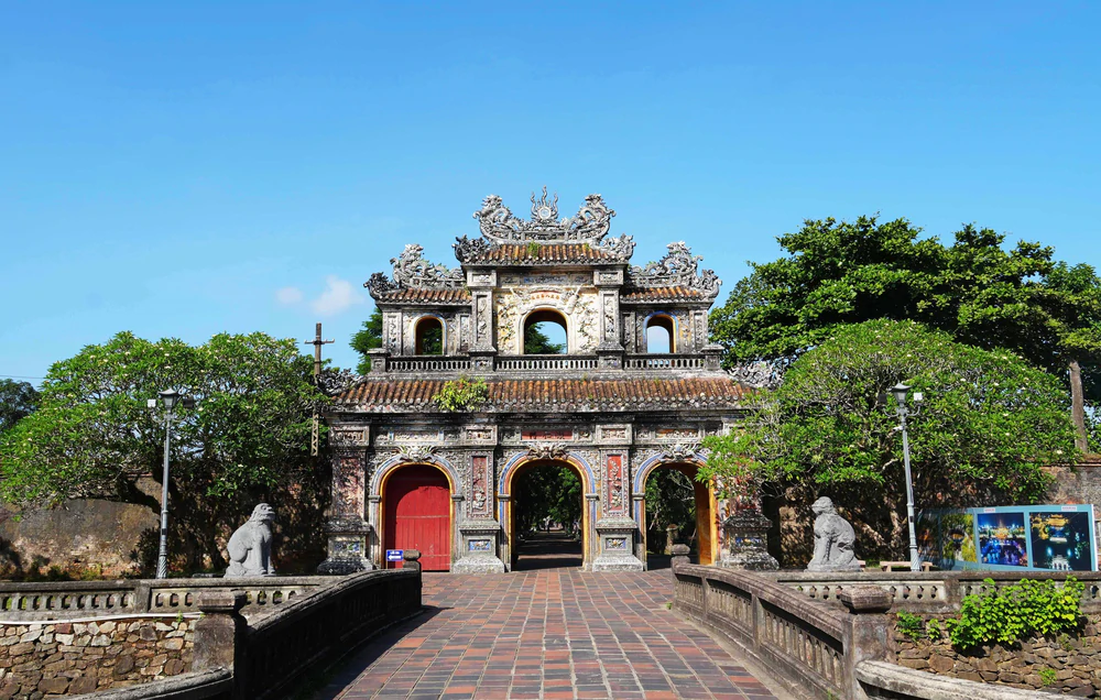 Linh vật trên di sản Huế - biểu tượng mỹ thuật cung đình triều Nguyễn - Ảnh 7. Linh vật trên di sản Huế - biểu tượng mỹ thuật cung đình triều Nguyễn - Ảnh 7.