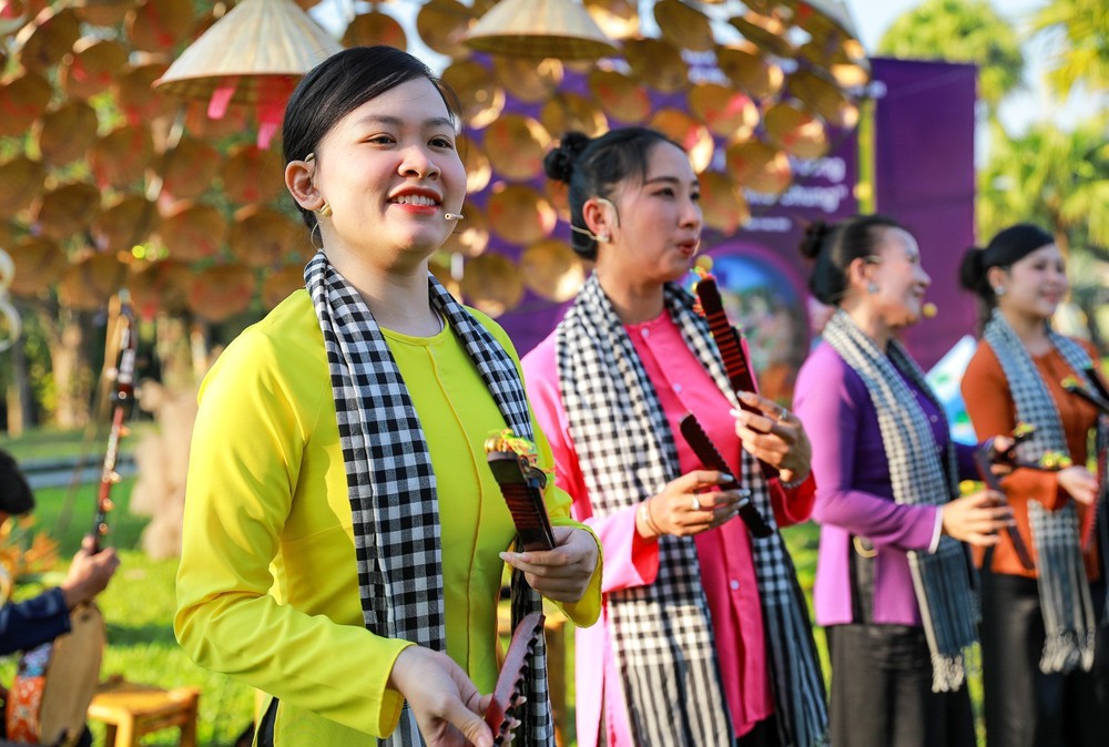 Xây dựng Làng Văn hóa - Du lịch các dân tộc Việt Nam thành điểm đến văn hóa, du lịch đặc sắc - Ảnh 1.
