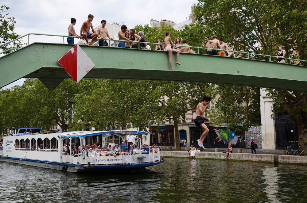 Pháp: Người dân Paris đổ xô đi tắm sông giải nhiệt giữa nắng nóng - Ảnh 3.