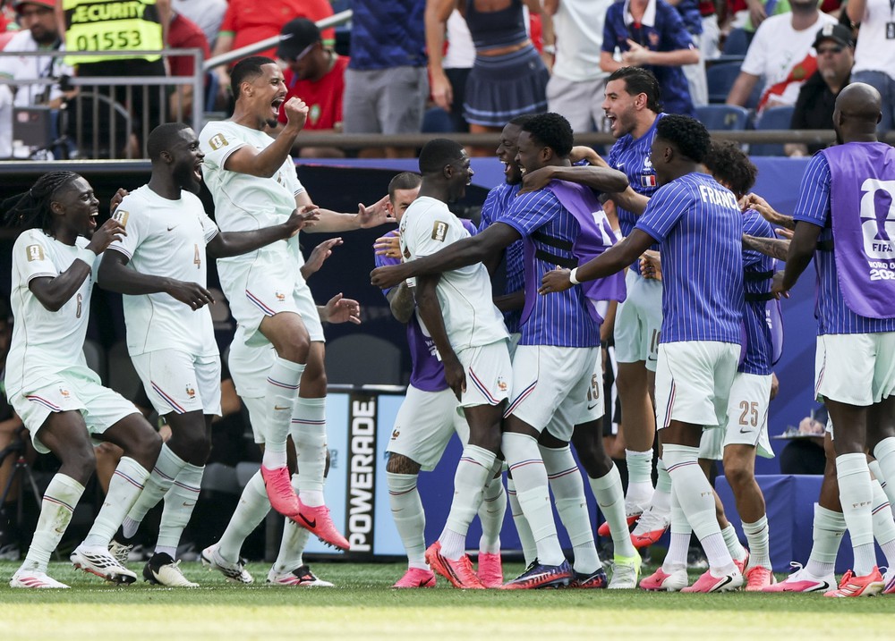 Thơ World Cup: Chảo lửa bán kết - Ảnh 1.