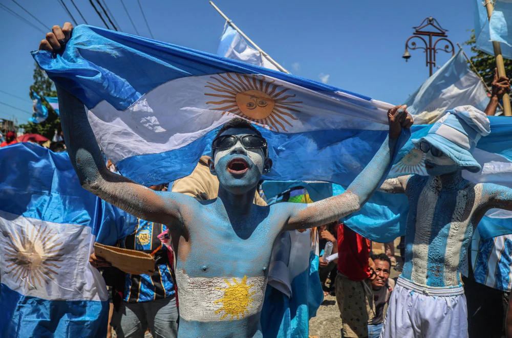 CĐV Argentina hát vang "Ai không nhảy là người Anh" trước đại chiến bán kết World Cup 2026 - Ảnh 1.