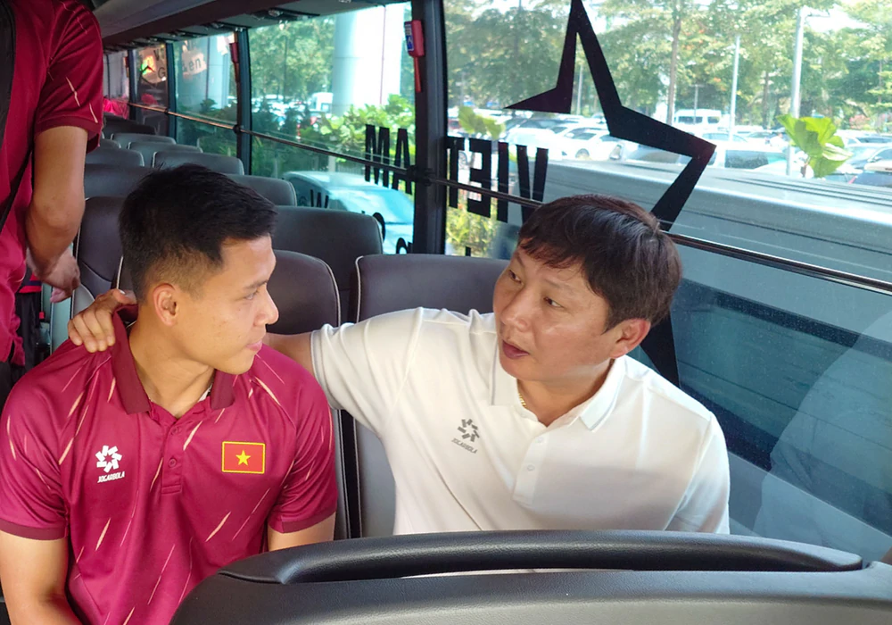 Đội tuyển Việt Nam về nước, HLV Kim Sang Sik chia tay Ngọc Bảo - Ảnh 1.
