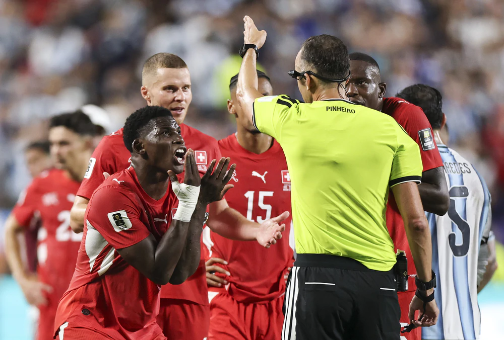 World Cup trên sân nhà: VAR và con người - Ảnh 1. World Cup trên sân nhà: VAR và con người - Ảnh 1.