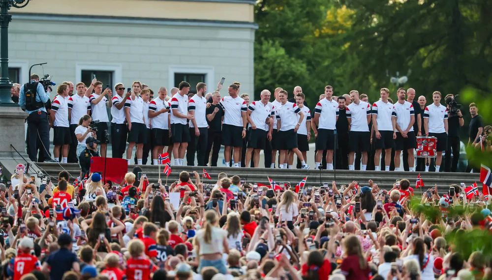 Gần 100.000 CĐV phủ kín Oslo đón những người hùng World Cup: Vua Na Uy tiếp kiến Haaland và đồng đội - Ảnh 6.