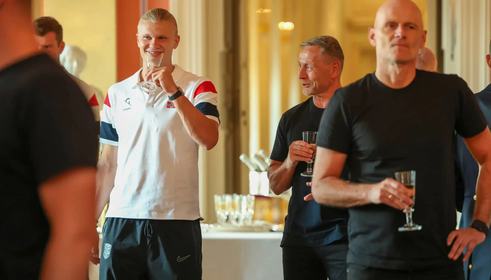 Gần 100.000 CĐV phủ kín Oslo đón những người hùng World Cup: Vua Na Uy tiếp kiến Haaland và đồng đội - Ảnh 1.