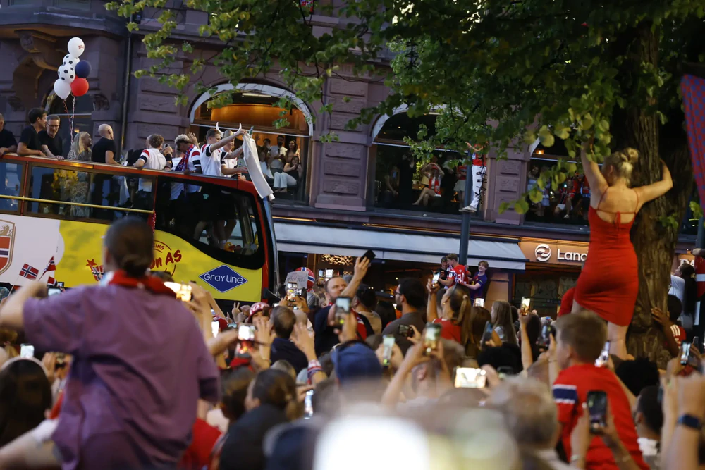 Gần 100.000 CĐV phủ kín Oslo đón những người hùng World Cup: Vua Na Uy tiếp kiến Haaland và đồng đội - Ảnh 5.