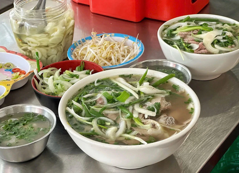Thức trọn đêm xem bóng đá, sáng hôm sau ăn gì để lấy lại tinh thần? - Ảnh 1.