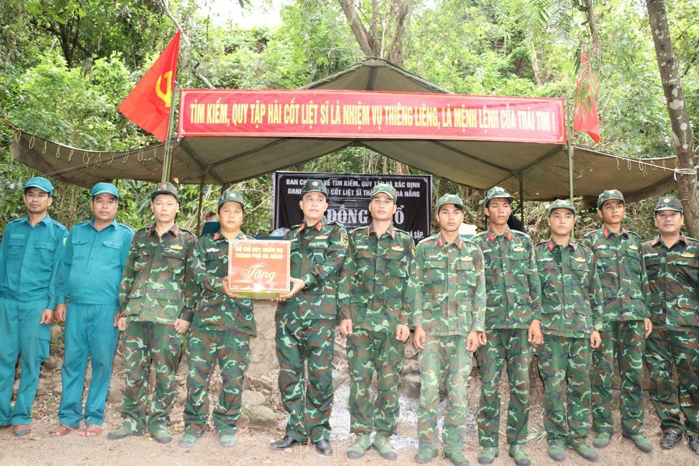 Truy điệu, an táng 5 hài cốt liệt sĩ được tìm thấy tại hang Đá Sập - Ảnh 2. Truy điệu, an táng 5 hài cốt liệt sĩ được tìm thấy tại hang Đá Sập - Ảnh 2.