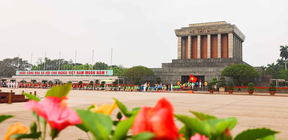 Hơn 1 triệu lượt người đến viếng Lăng Chủ tịch Hồ Chí Minh trong 6 tháng đầu năm 2026 - Ảnh 1. Hơn 1 triệu lượt người đến viếng Lăng Chủ tịch Hồ Chí Minh trong 6 tháng đầu năm 2026 - Ảnh 1.