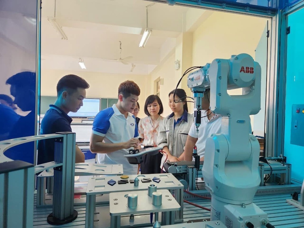 Thông tư mới về đào tạo liên thông: Không yêu cầu học lại nội dung đã được công nhận - Ảnh 1. Thông tư mới về đào tạo liên thông: Không yêu cầu học lại nội dung đã được công nhận - Ảnh 1.