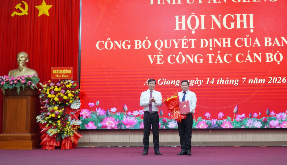 Trung tướng Đinh Văn Nơi giữ chức Phó Bí thư Tỉnh ủy An Giang, kiêm Bí thư Đảng ủy đặc khu Phú Quốc - Ảnh 1. Trung tướng Đinh Văn Nơi giữ chức Phó Bí thư Tỉnh ủy An Giang, kiêm Bí thư Đảng ủy đặc khu Phú Quốc - Ảnh 1.