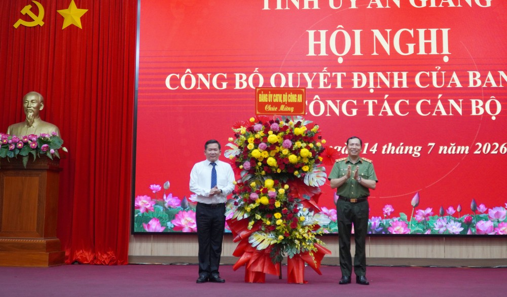 Trung tướng Đinh Văn Nơi giữ chức Phó Bí thư Tỉnh ủy An Giang, kiêm Bí thư Đảng ủy đặc khu Phú Quốc - Ảnh 2. Trung tướng Đinh Văn Nơi giữ chức Phó Bí thư Tỉnh ủy An Giang, kiêm Bí thư Đảng ủy đặc khu Phú Quốc - Ảnh 2.