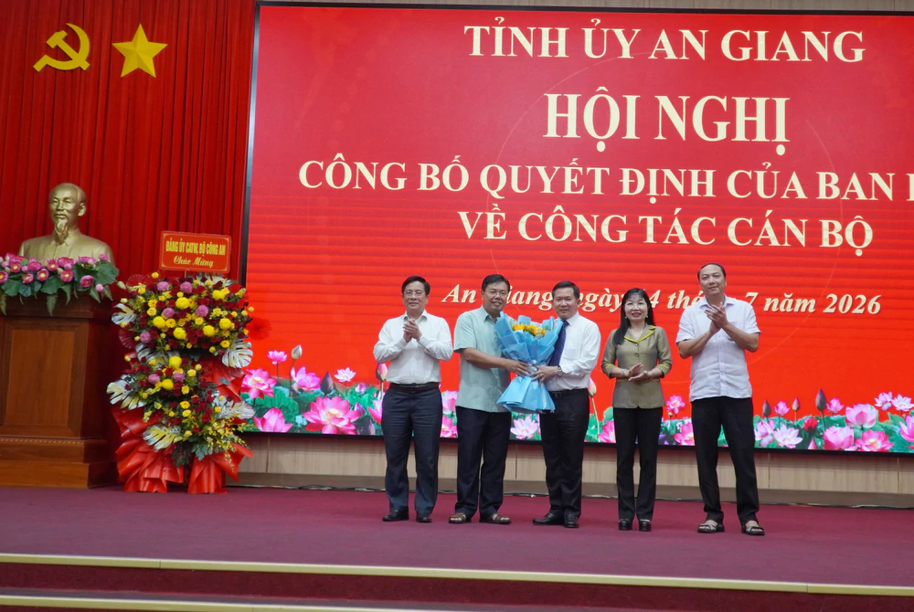 Trung tướng Đinh Văn Nơi giữ chức Phó Bí thư Tỉnh ủy An Giang, kiêm Bí thư Đảng ủy đặc khu Phú Quốc - Ảnh 5. Trung tướng Đinh Văn Nơi giữ chức Phó Bí thư Tỉnh ủy An Giang, kiêm Bí thư Đảng ủy đặc khu Phú Quốc - Ảnh 5.
