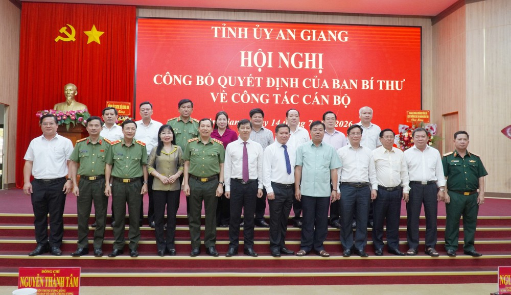 Trung tướng Đinh Văn Nơi giữ chức Phó Bí thư Tỉnh ủy An Giang, kiêm Bí thư Đảng ủy đặc khu Phú Quốc - Ảnh 6. Trung tướng Đinh Văn Nơi giữ chức Phó Bí thư Tỉnh ủy An Giang, kiêm Bí thư Đảng ủy đặc khu Phú Quốc - Ảnh 6.