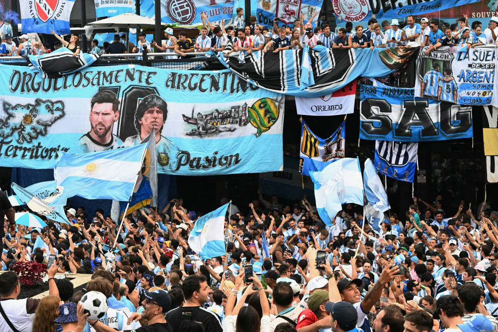 Trước giờ G: CĐV Argentina hỗn chiến ngay trên đường phố Atlanta, FBI xếp trận bán kết Anh vs Argentina vào diện rủi ro cao nhất - Ảnh 2.
