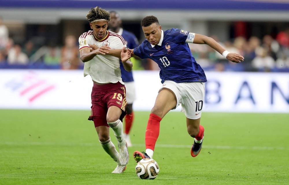 Yamal là "khắc tinh" của Mbappe: Sáu lần đối đầu, sáu lần ôm hận - Ảnh 1. Yamal là "khắc tinh" của Mbappe: Sáu lần đối đầu, sáu lần ôm hận - Ảnh 1.
