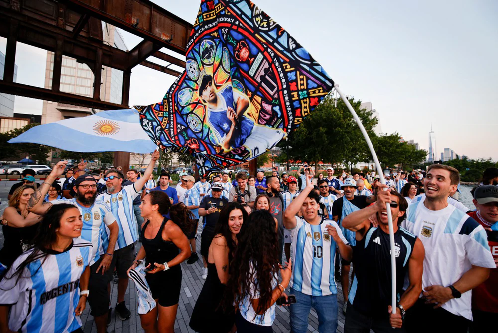 Trước giờ G: CĐV Argentina hỗn chiến ngay trên đường phố Atlanta, FBI xếp trận bán kết Anh vs Argentina vào diện rủi ro cao nhất - Ảnh 4.