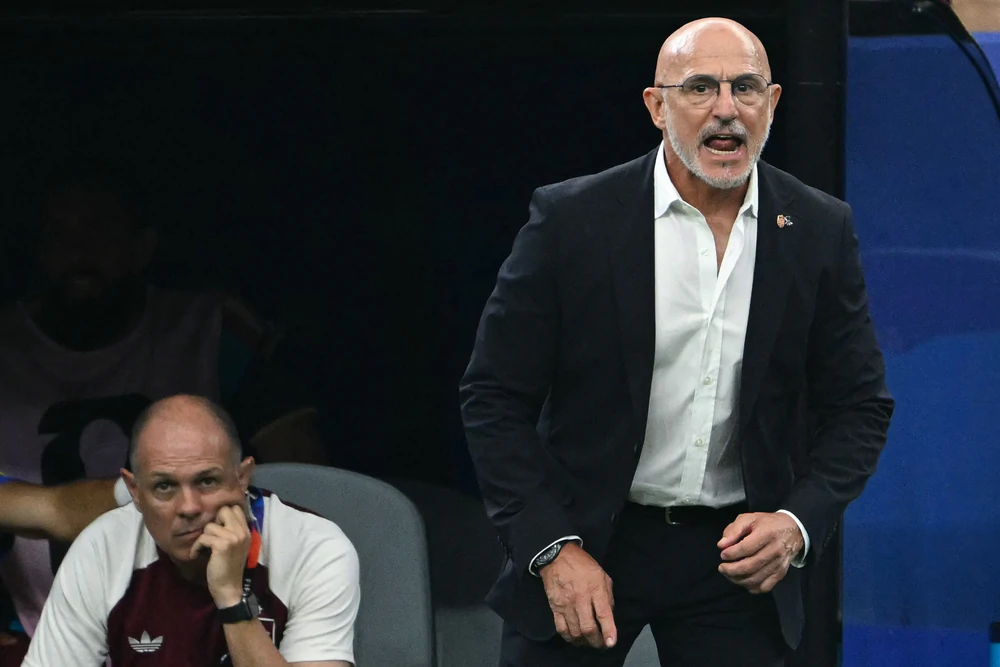 HLV Luis de la Fuente: Xây đế chế bất bại từ những mảnh vụn quá khứ - Ảnh 1. HLV Luis de la Fuente: Xây đế chế bất bại từ những mảnh vụn quá khứ - Ảnh 1.