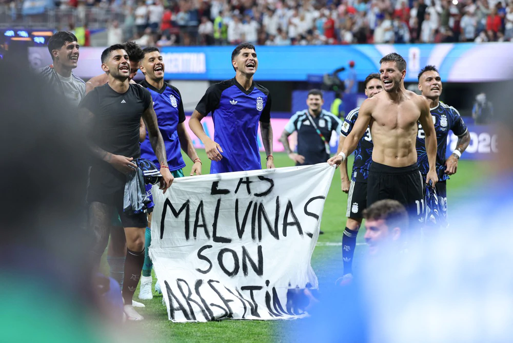 Argentina đối mặt nguy cơ bị FIFA trừng phạt sau màn ăn mừng nhạy cảm nhất World Cup 2026 - Ảnh 1. Argentina đối mặt nguy cơ bị FIFA trừng phạt sau màn ăn mừng nhạy cảm nhất World Cup 2026 - Ảnh 1.