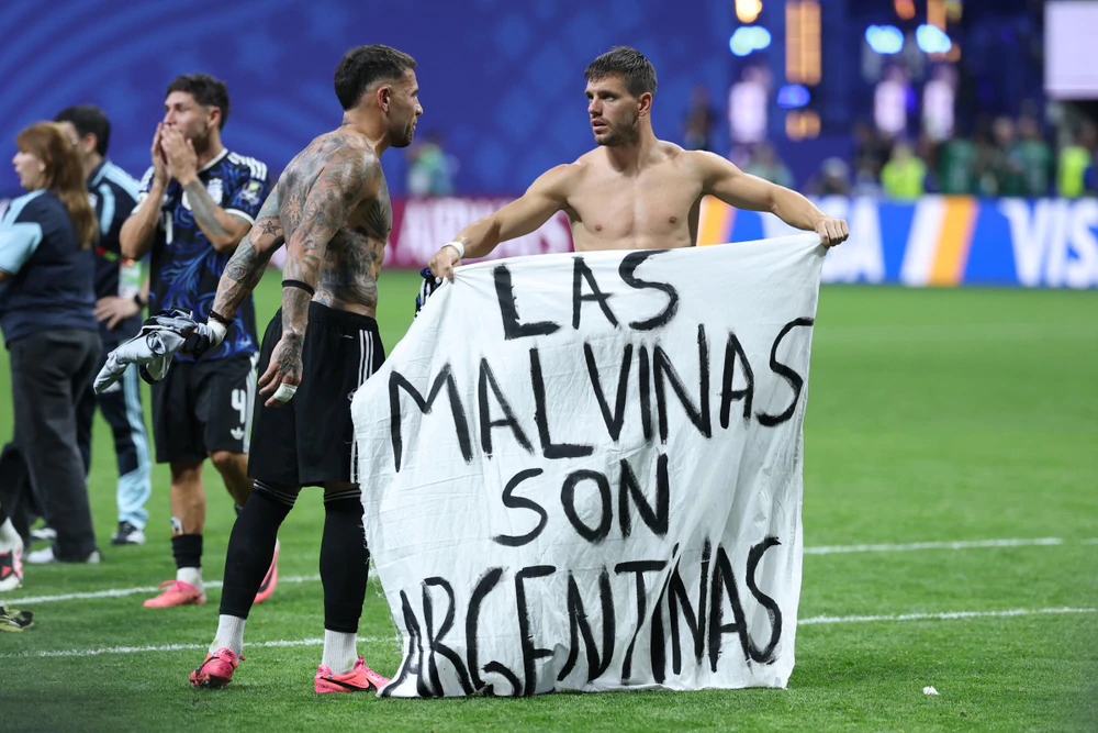 Argentina đối mặt nguy cơ bị FIFA trừng phạt sau màn ăn mừng nhạy cảm nhất World Cup 2026 - Ảnh 2. Argentina đối mặt nguy cơ bị FIFA trừng phạt sau màn ăn mừng nhạy cảm nhất World Cup 2026 - Ảnh 2.