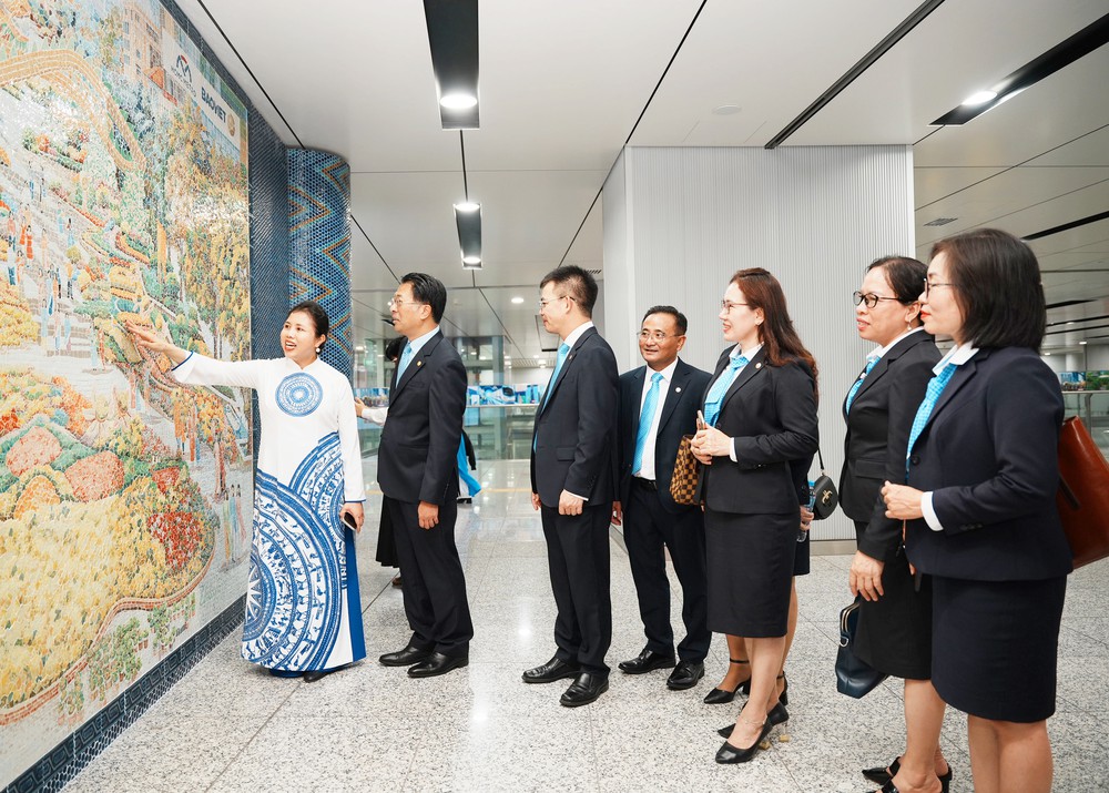 Tháp đồng hồ gốm tại Metro Bến Thành: Thêm điểm nhất kiến trúc cho không gian công cộng - Ảnh 1. Tháp đồng hồ gốm tại Metro Bến Thành: Thêm điểm nhất kiến trúc cho không gian công cộng - Ảnh 1.