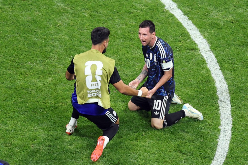 Messi vượt Mbappe ở cuộc đua Vua phá lưới, lập kỷ lục chưa từng có để đưa Argentina vào chung kết World Cup 2026 - Ảnh 1. Messi vượt Mbappe ở cuộc đua Vua phá lưới, lập kỷ lục chưa từng có để đưa Argentina vào chung kết World Cup 2026 - Ảnh 1.