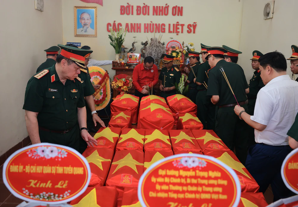Đại tướng Nguyễn Trọng Nghĩa: Tìm kiếm liệt sĩ bằng “Mệnh lệnh từ trái tim” - Ảnh 2. Đại tướng Nguyễn Trọng Nghĩa: Tìm kiếm liệt sĩ bằng “Mệnh lệnh từ trái tim” - Ảnh 2.