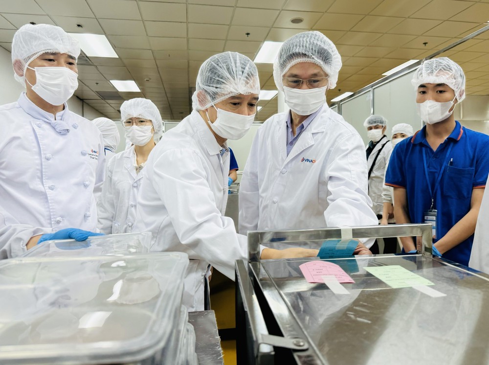 Hà Nội yêu cầu kiểm tra nguồn gốc hoa quả tại chợ đầu mối lớn nhất - Ảnh 3. Hà Nội yêu cầu kiểm tra nguồn gốc hoa quả tại chợ đầu mối lớn nhất - Ảnh 3.