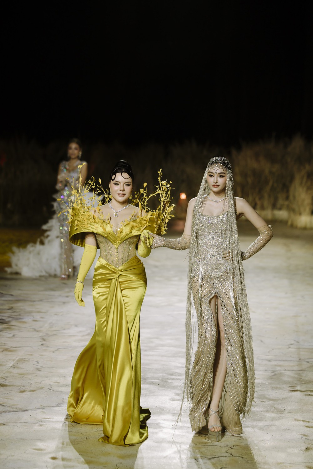 Hoa hậu Yến Nhi làm "nàng thơ" cho NTK Mai Phương Trang ở Vietnam Beauty Fashion Fest - Ảnh 5. Hoa hậu Yến Nhi làm "nàng thơ" cho NTK Mai Phương Trang ở Vietnam Beauty Fashion Fest - Ảnh 5.