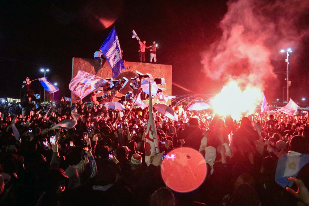 CĐV Anh và Argentina ẩu đả sau bán kết World Cup 2026, nhiều người bị cảnh sát có vũ trang bắt giữ - Ảnh 1. CĐV Anh và Argentina ẩu đả sau bán kết World Cup 2026, nhiều người bị cảnh sát có vũ trang bắt giữ - Ảnh 1.