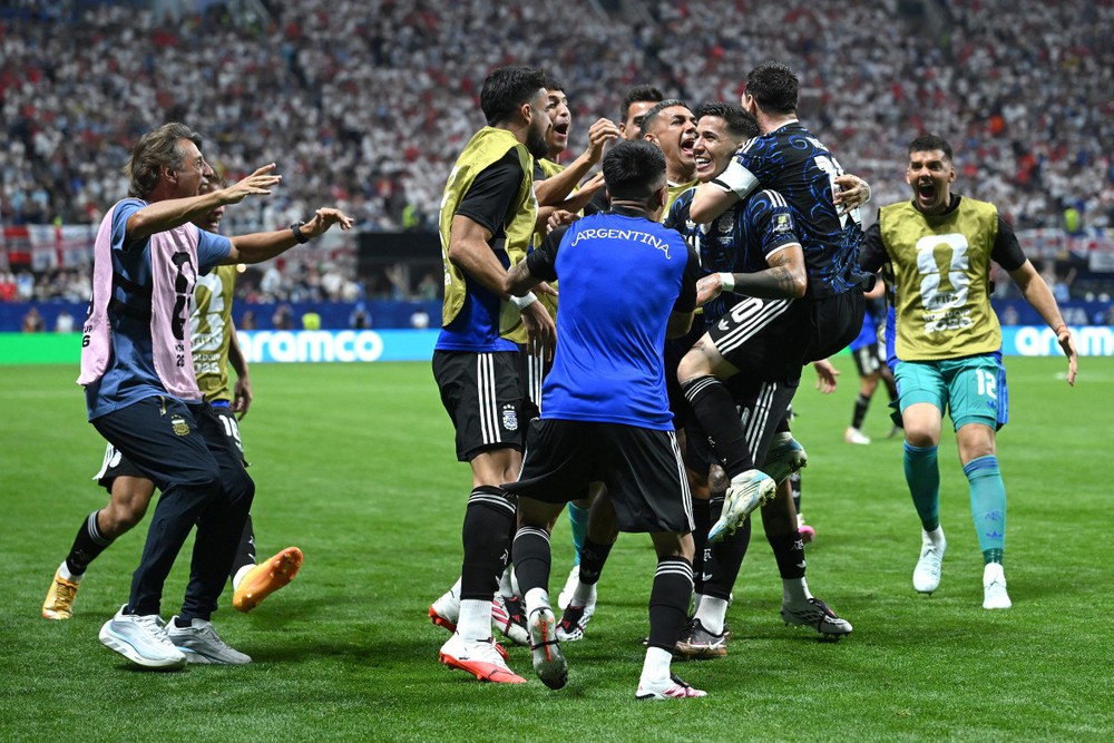 Argentina không ngại phòng ngự với đội hình chặt chẽ trước khi tung ra những đòn phản công nhanh, thường được dẫn dắt bởi Messi. Ảnh: AFP/TTXVN Argentina không ngại phòng ngự với đội hình chặt chẽ trước khi tung ra những đòn phản công nhanh, thường được dẫn dắt bởi Messi. Ảnh: AFP/TTXVN