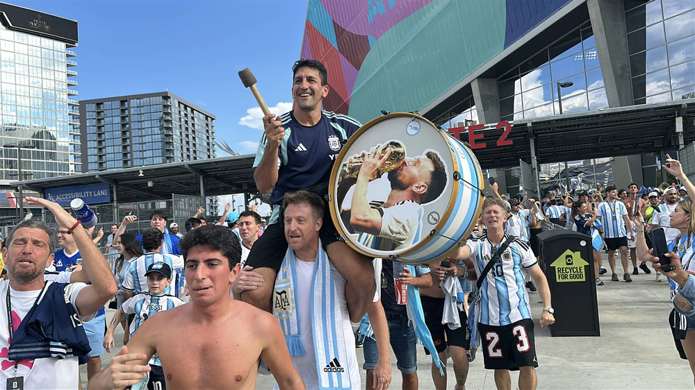Kí sự World Cup: Và một phút dài hơn một thế kỷ - Ảnh 1. Kí sự World Cup: Và một phút dài hơn một thế kỷ - Ảnh 1.