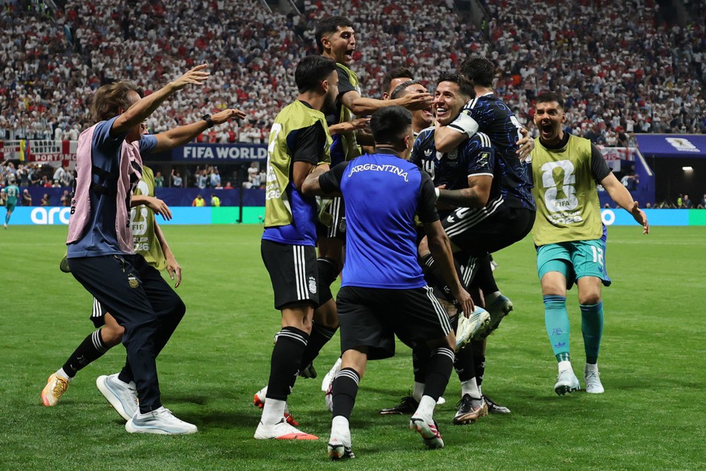 Tuyển Argentina giành quyền vào chung kết World Cup 2026 sau khi ngược dòng hạ tuyển Anh 2-1 ở bán kết. Ảnh: AFP/TTXVN Tuyển Argentina giành quyền vào chung kết World Cup 2026 sau khi ngược dòng hạ tuyển Anh 2-1 ở bán kết. Ảnh: AFP/TTXVN