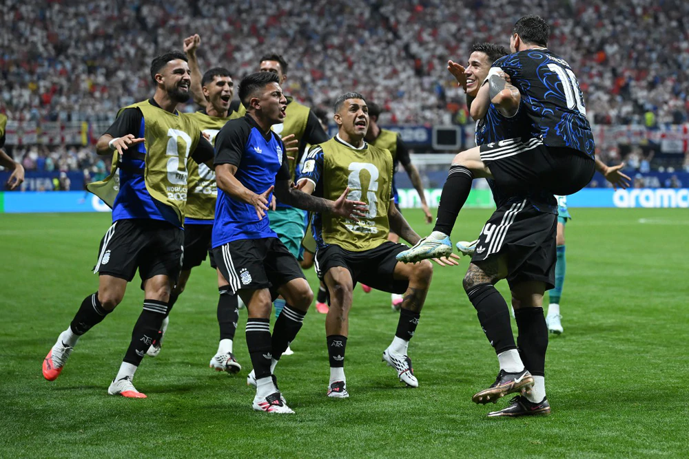 Niềm vui chiến thắng của tuyển Argentina sau khi thắng Anh 2-1 ở bán kết World Cup 2026. Ảnh: AFP/TTXVN Niềm vui chiến thắng của tuyển Argentina sau khi thắng Anh 2-1 ở bán kết World Cup 2026. Ảnh: AFP/TTXVN