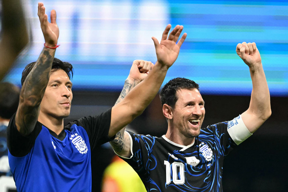 Argentina lội ngược dòng thắng Anh 2-1: Ngày bóng đá “về nhà” - Ảnh 1. Argentina lội ngược dòng thắng Anh 2-1: Ngày bóng đá “về nhà” - Ảnh 1.