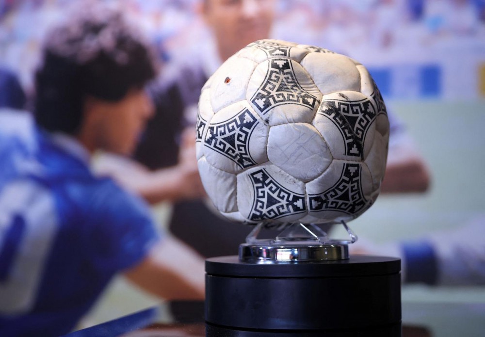 Quả bóng "Bàn tay của Chúa" của Maradona được đưa ra đấu giá lần hai, mục tiêu chinh phục mức giá 10 triệu USD - Ảnh 1.