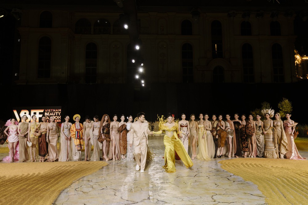 Hoa hậu Yến Nhi làm "nàng thơ" cho NTK Mai Phương Trang ở Vietnam Beauty Fashion Fest - Ảnh 6. Hoa hậu Yến Nhi làm "nàng thơ" cho NTK Mai Phương Trang ở Vietnam Beauty Fashion Fest - Ảnh 6.