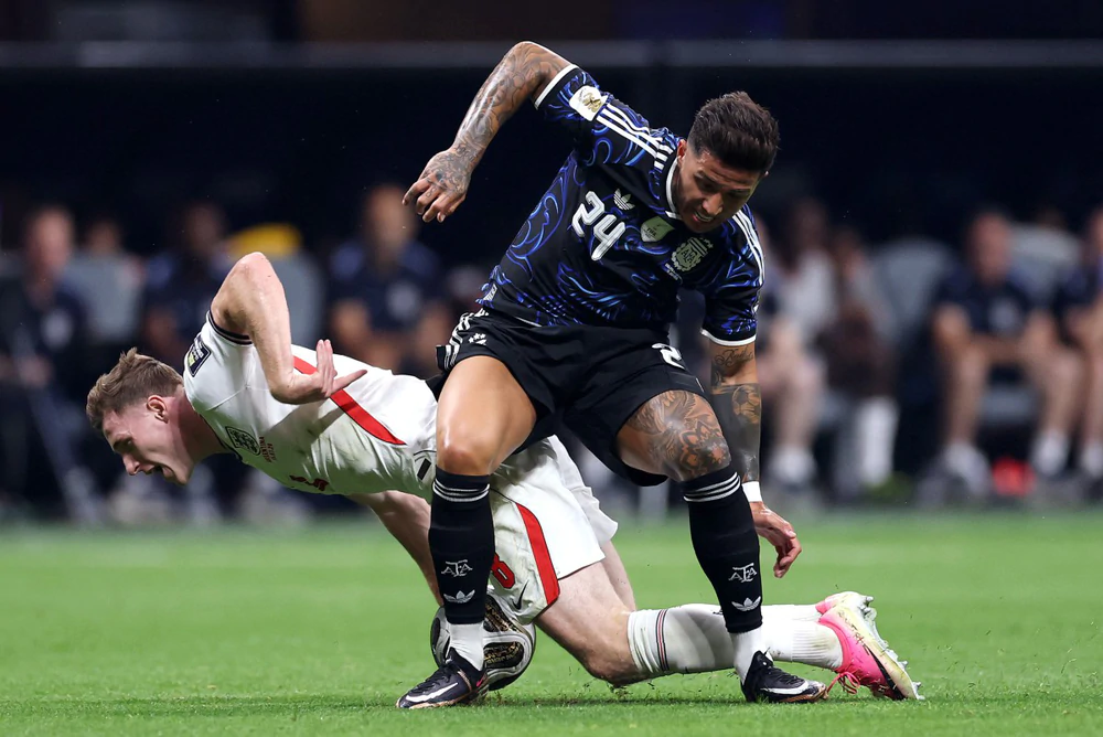 Truyền thông Anh phẫn nộ: Enzo Fernandez xứng đáng nhận thẻ đỏ trước khi ghi bàn gỡ hòa cho Argentina - Ảnh 1. Truyền thông Anh phẫn nộ: Enzo Fernandez xứng đáng nhận thẻ đỏ trước khi ghi bàn gỡ hòa cho Argentina - Ảnh 1.